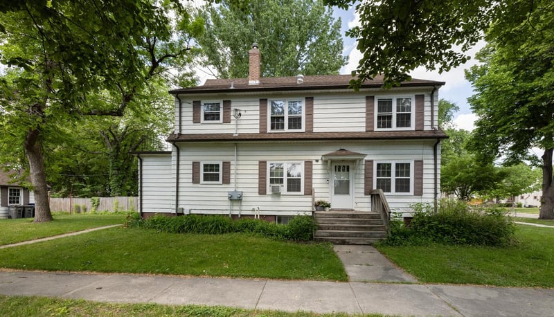 623 6th St S, Moorhead, MN 56560