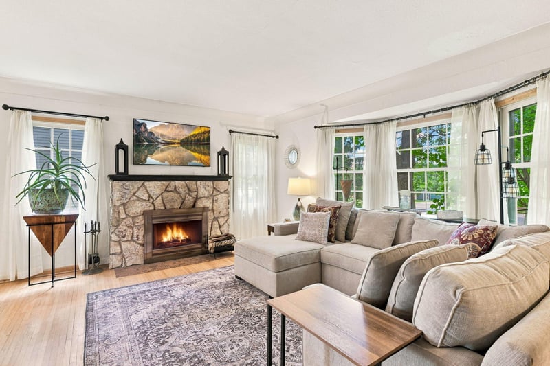 115 Blake Rd S, Hopkins, MN 55343