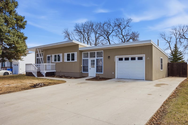 305 4th St NE, Dilworth, MN 56529