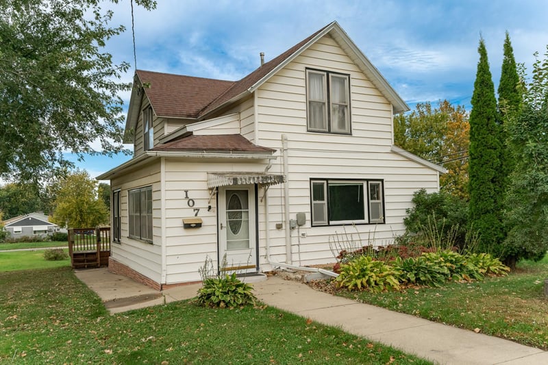 107 4th Ave NE, Dodge Center, MN 55927