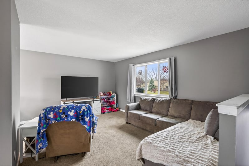 5560 Mallard Ln, Monticello, MN 55362