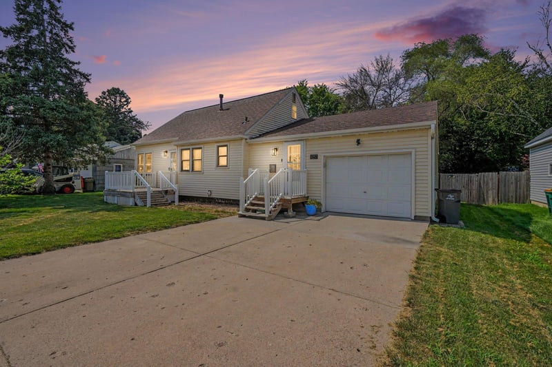 1257 Parallel St, Chaska, MN 55318