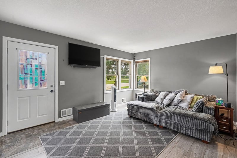 1257 Parallel St, Chaska, MN 55318