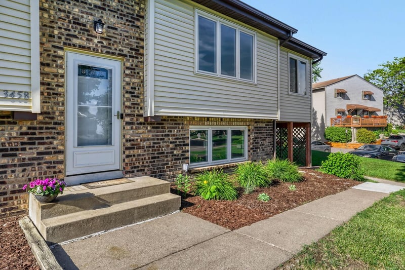 3458 Pilgrim Ln N, Plymouth, MN 55441
