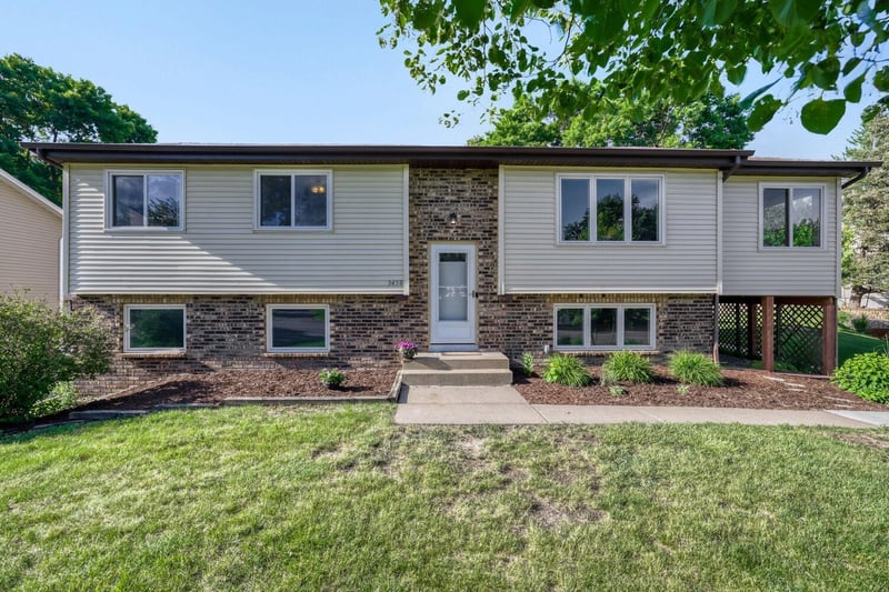 3458 Pilgrim Ln N, Plymouth, MN 55441
