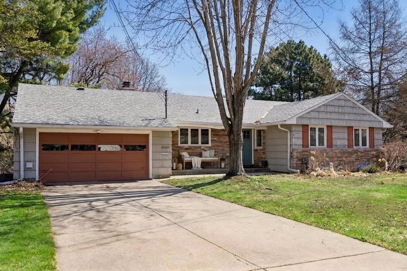 609 Waterman Cir, Edina, MN 55343