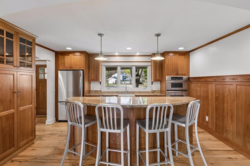609 Waterman Cir, Edina, MN 55343