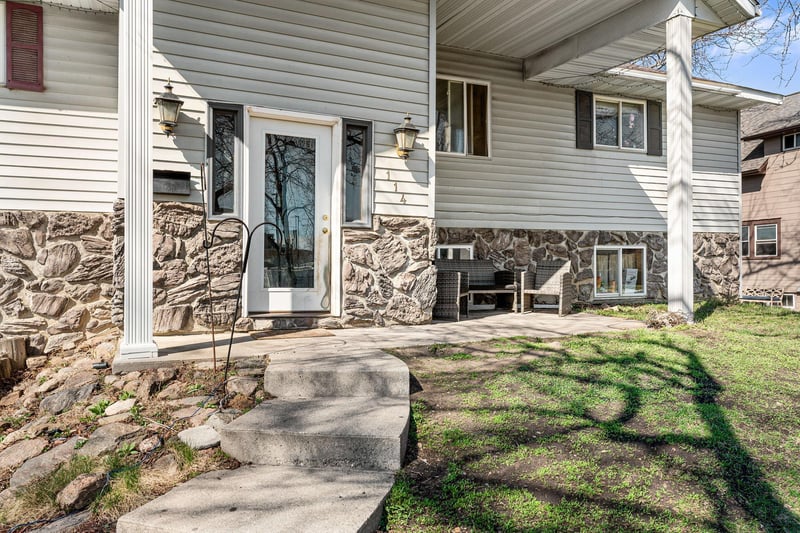 114 6th Ave NW, Waseca, MN 56093