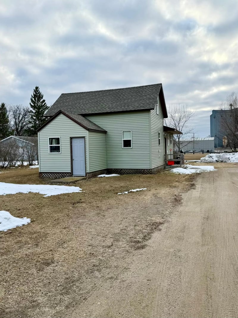 305 Harding St S, Karlstad, MN 56732