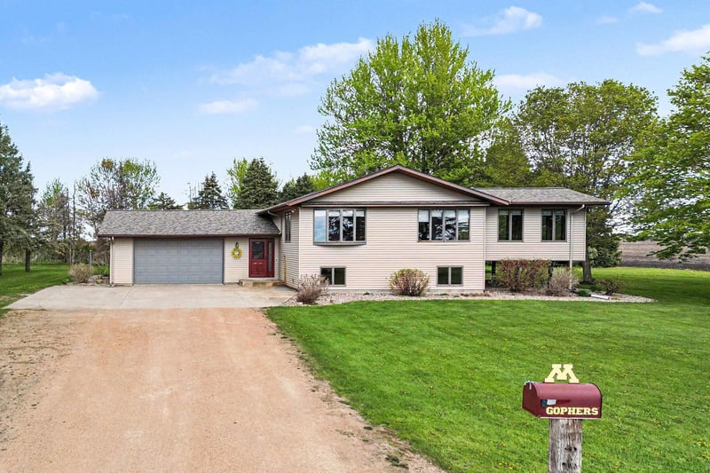 20380 400th St, Le Center, MN 56057