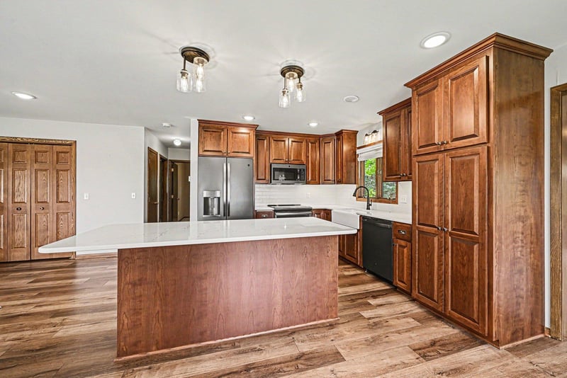 20380 400th St, Le Center, MN 56057