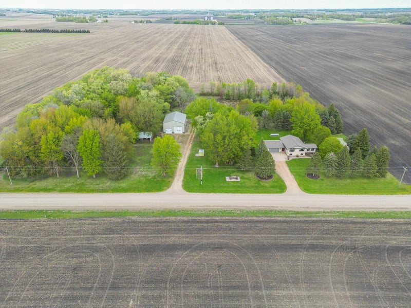 20380 400th St, Le Center, MN 56057