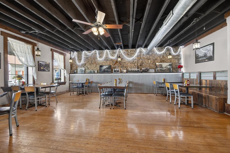 201 N Main St, Alma, WI 54610