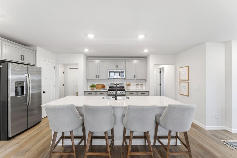 1040 Adamstown Dr, Rosemount, MN 55068