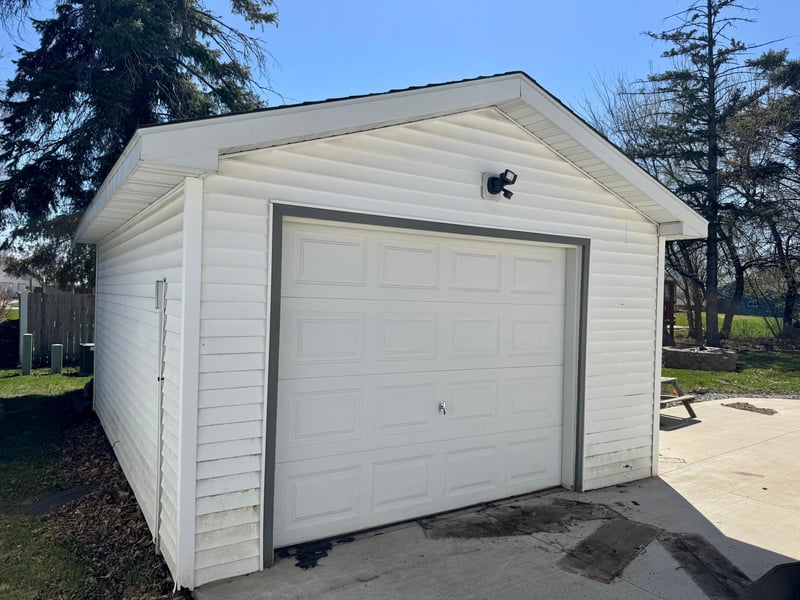 905 W Chestnut Ave, Olivia, MN 56277