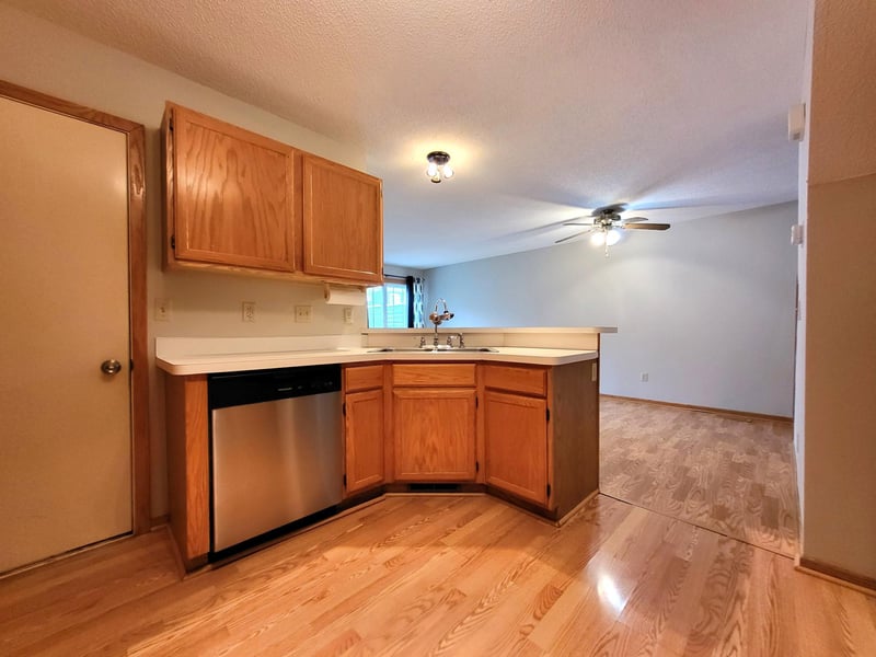 1850 Donegal Dr #4, Woodbury, MN 55125