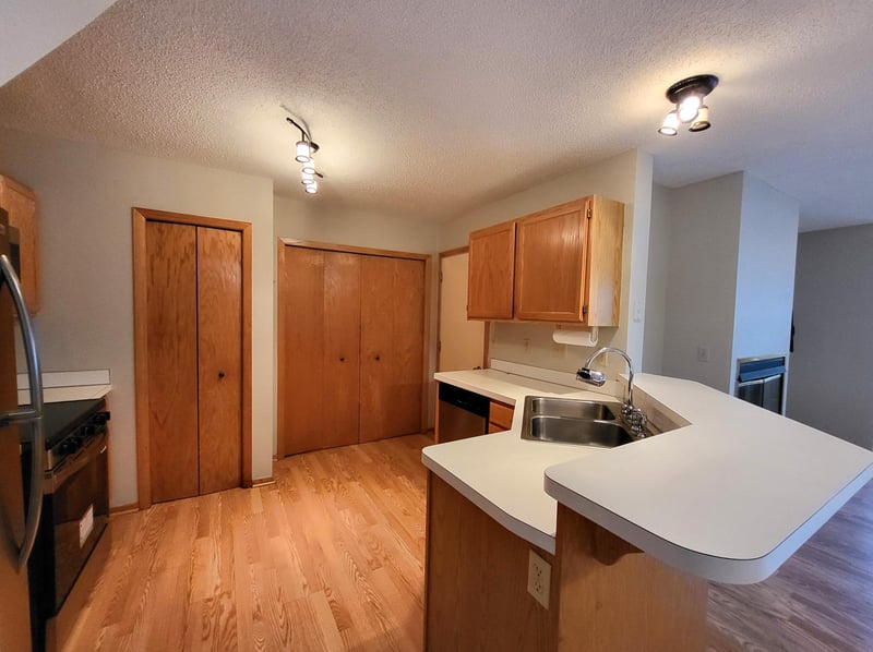 1850 Donegal Dr #4, Woodbury, MN 55125