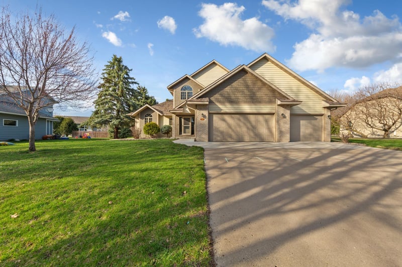 1526 Castle Dr, North Mankato, MN 56003