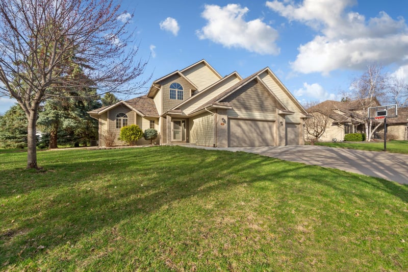 1526 Castle Dr, North Mankato, MN 56003