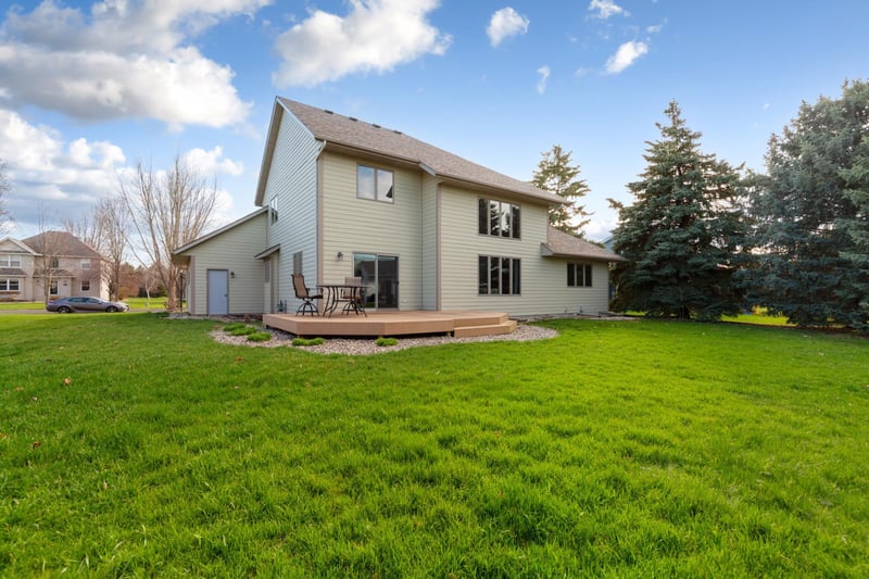1526 Castle Dr, North Mankato, MN 56003