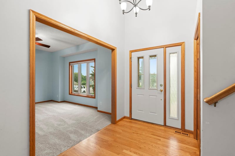 1132 Falls Cir, Chaska, MN 55318