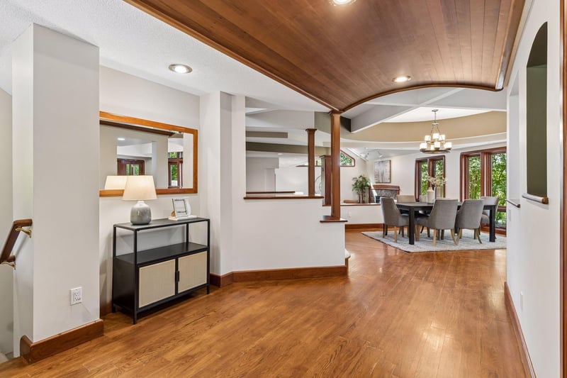 776 Golden Meadow Rd, Eagan, MN 55123