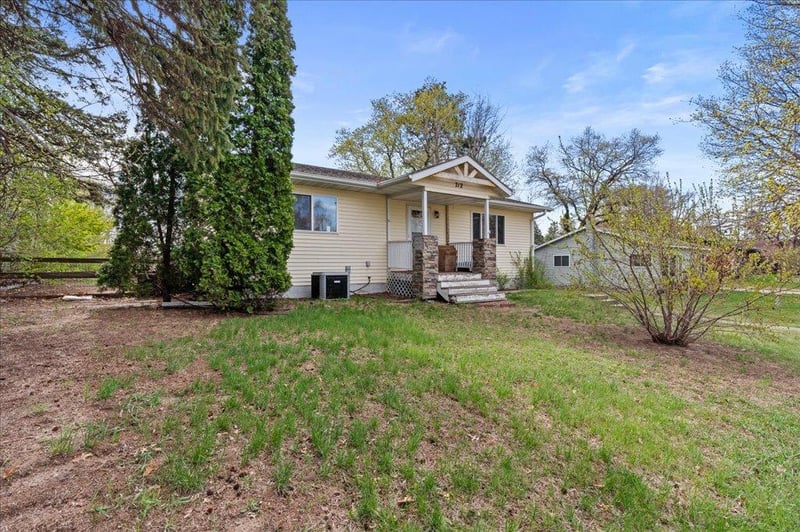 712 8th St NE, Little Falls, MN 56345