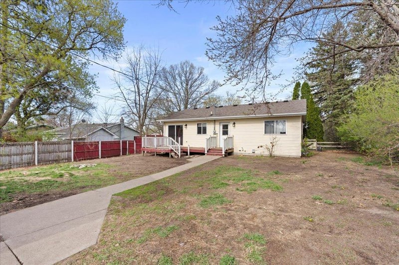 712 8th St NE, Little Falls, MN 56345