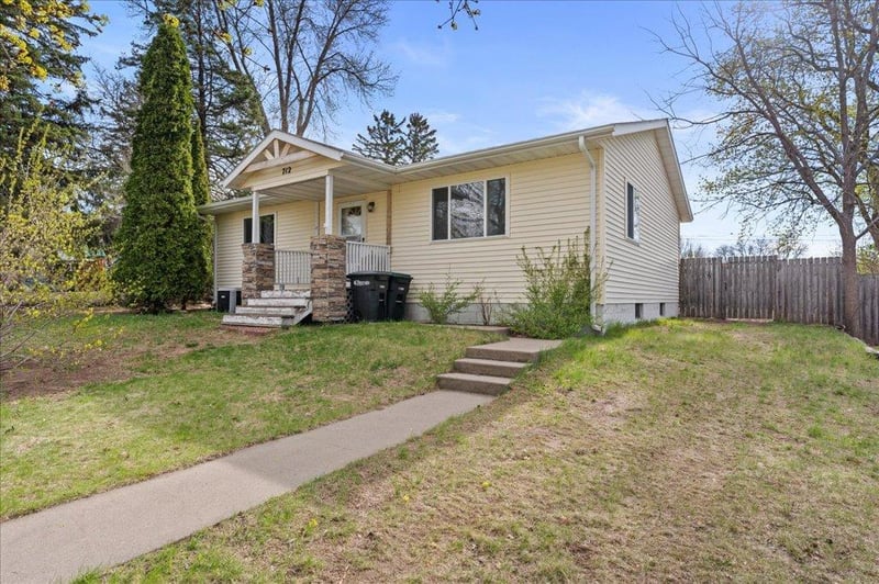 712 8th St NE, Little Falls, MN 56345