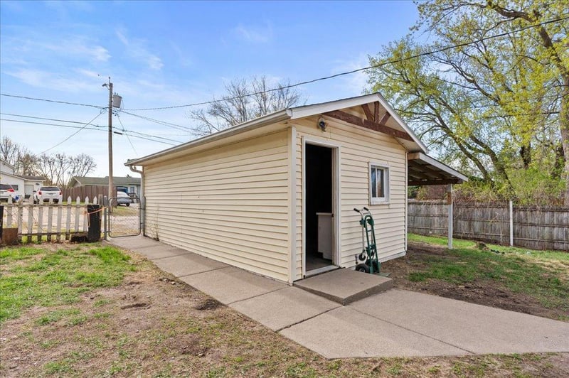 712 8th St NE, Little Falls, MN 56345