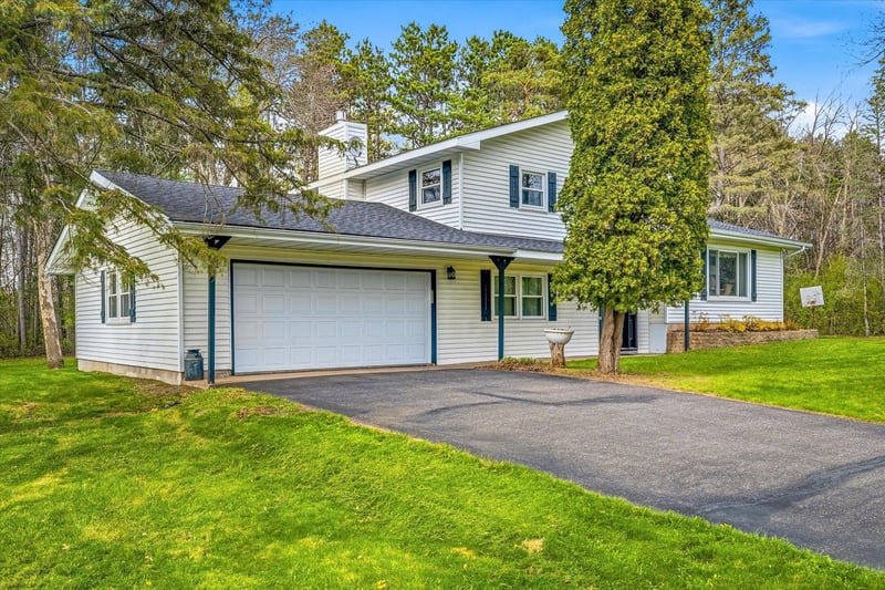 6422 Donnybrook Dr, North Branch, MN 55056