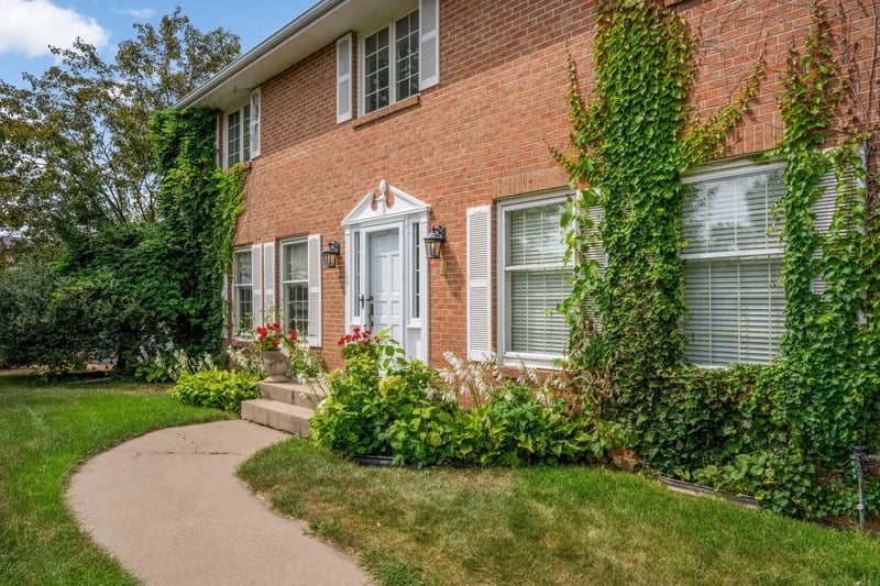 665 Arcadia Dr, Mendota Heights, MN 55118