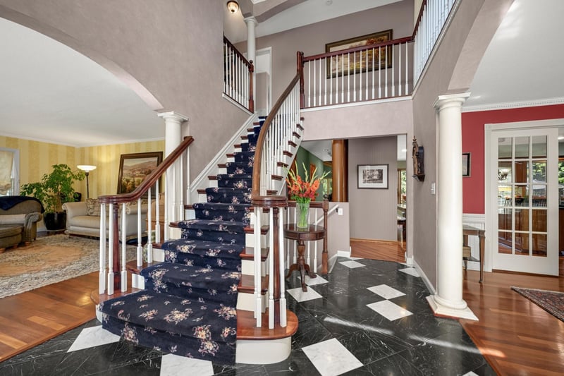 665 Arcadia Dr, Mendota Heights, MN 55118