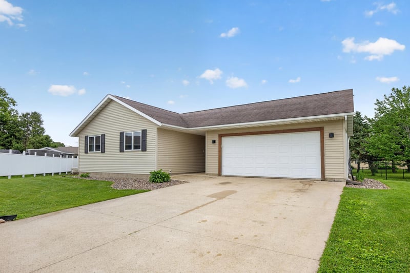 100 Capelle St, Spring Valley, MN 55975