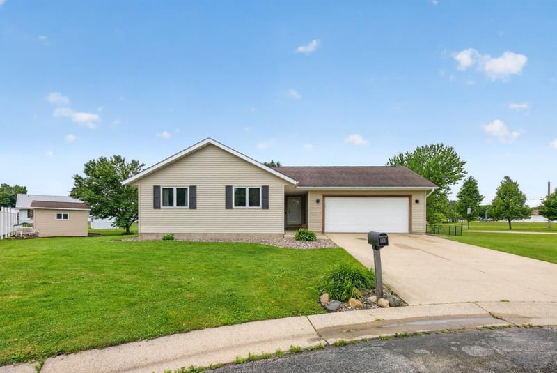 100 Capelle St, Spring Valley, MN 55975