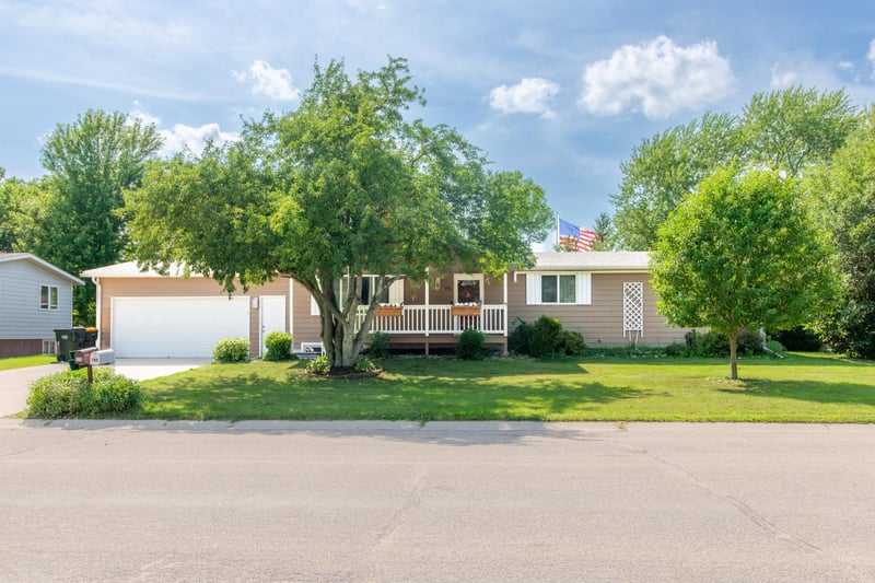 196 Hillcrest Ave, Spicer, MN 56288