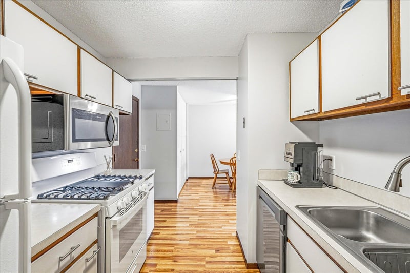 1601 N Innsbruck Dr #102NE, Fridley, MN 55432