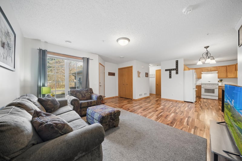 206 E Orchard St, Belle Plaine, MN 56011