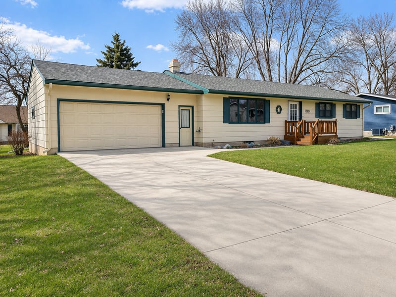 1318 W Chestnut Ave, Olivia, MN 56277