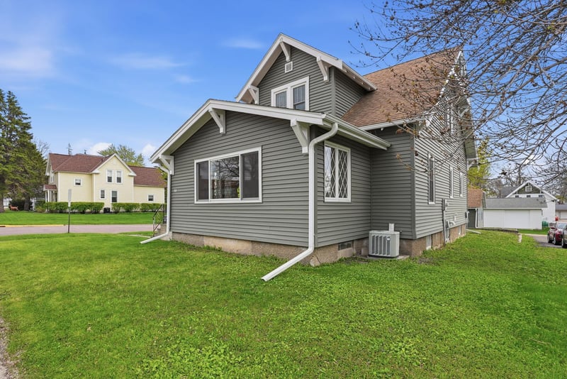 301 W 4th St, Winthrop, MN 55396