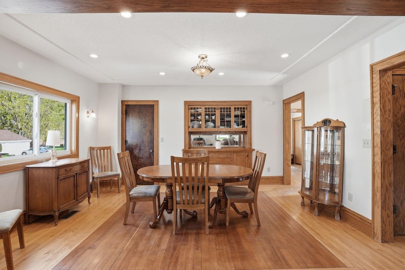 301 W 4th St, Winthrop, MN 55396