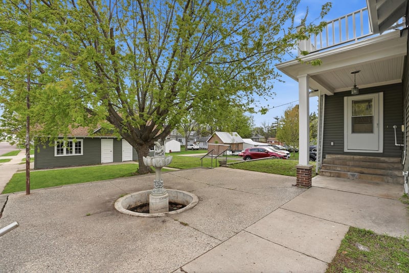 301 W 4th St, Winthrop, MN 55396