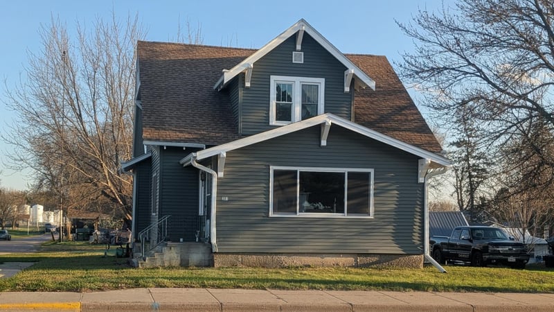 301 W 4th St, Winthrop, MN 55396