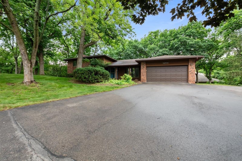 1264 Vildmark Dr, Eagan, MN 55123