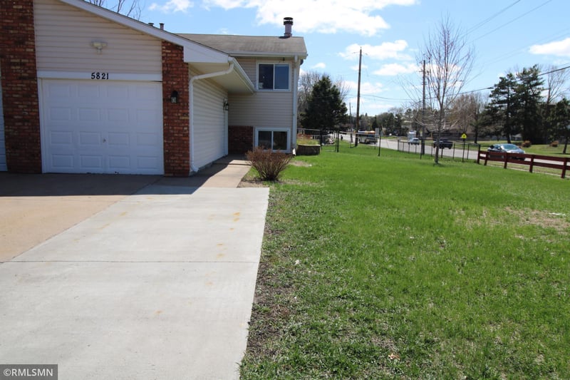 5821 84 1/2 Ave N, Brooklyn Park, MN 55443