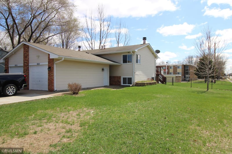 5821 84 1/2 Ave N, Brooklyn Park, MN 55443