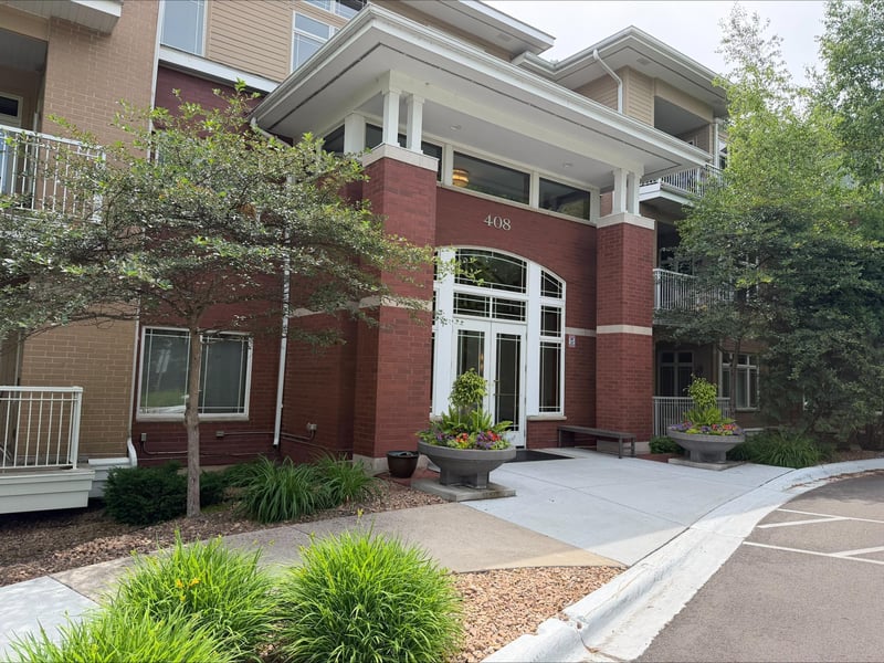 408 Parkers Lake Rd #307, Wayzata, MN 55391
