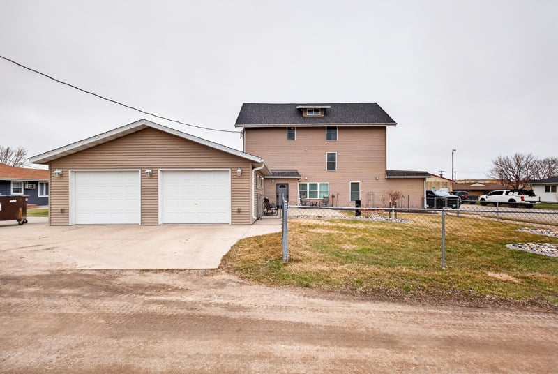202 3rd Ave SE, Barnesville, MN 56514