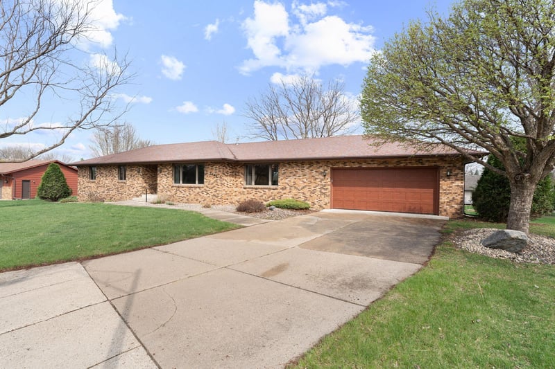 1455 Sunset Dr SW, Owatonna, MN 55060