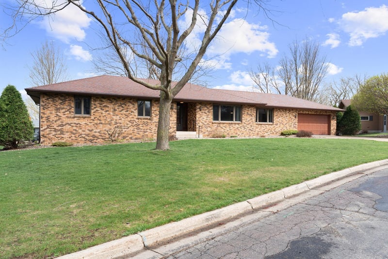 1455 Sunset Dr SW, Owatonna, MN 55060
